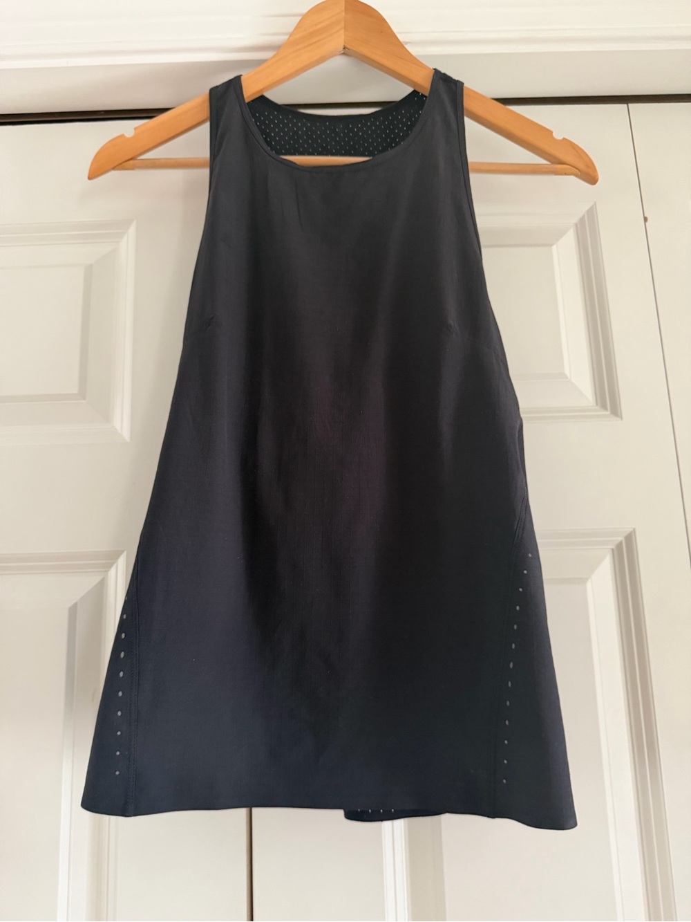 Lululemon Women's Black Sleeveless Athletic Tank Top. 6